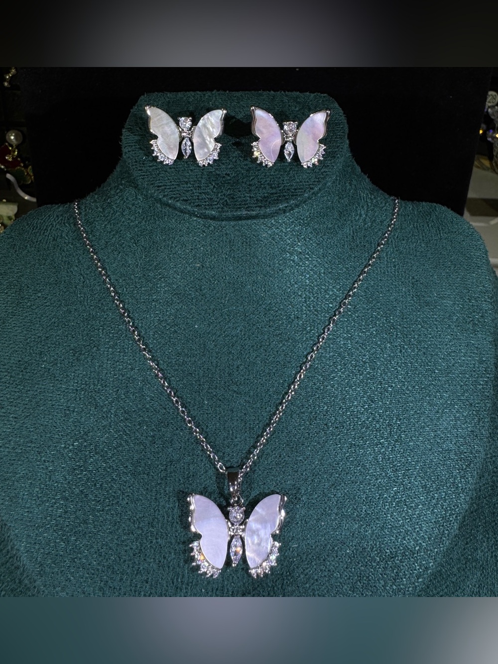Butterfly Pendant Necklace & Stud Earrings Set - Mother of pearl